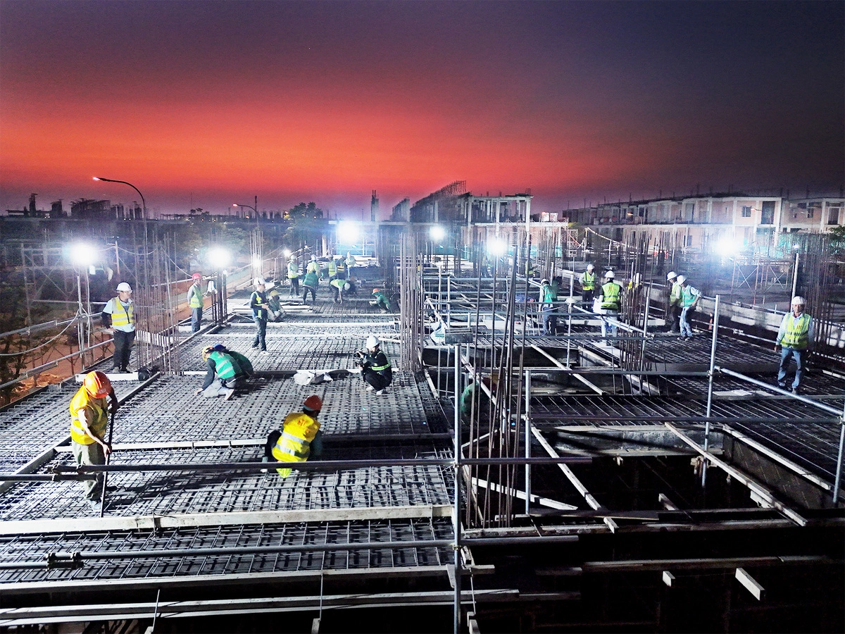 Dự án đang tăng tốc thi công hoàn thiện các công trình nhà ở, tiện ích tại đồng loạt nhiều phân khu như River Park, Ever Green, Sun Harbor và Đảo Phượng Hoàng.